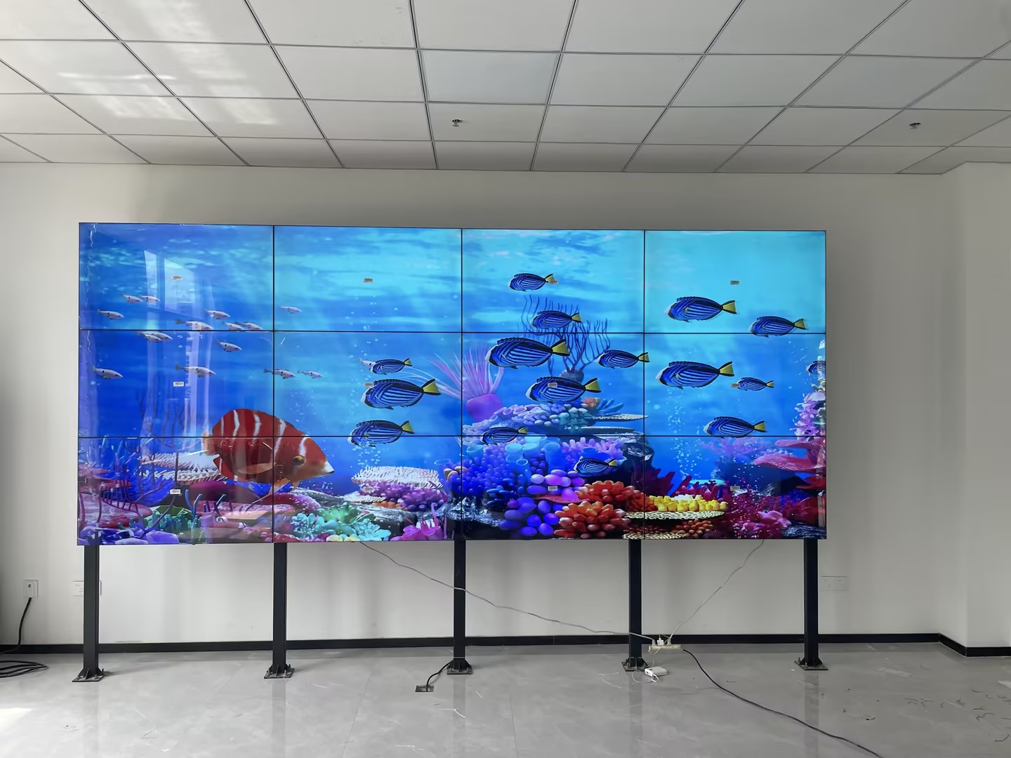 55寸3*4拼接屏落地支架安裝完成！